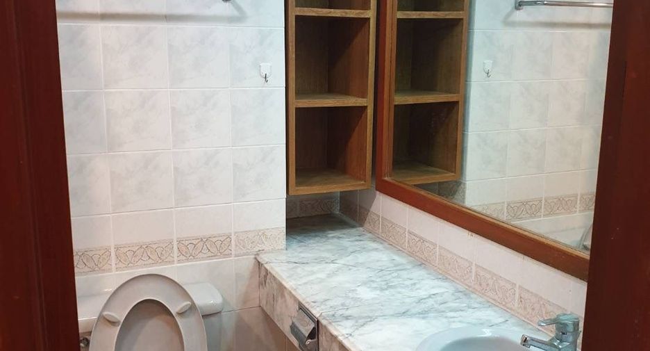 For rent 2 bedrooms condo in Bang Rak, Bangkok