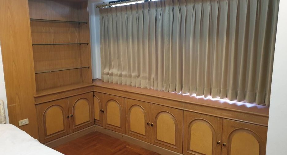 For rent 2 bedrooms condo in Bang Rak, Bangkok