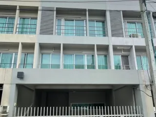À louer 3 chambres maison à Suan Luang, Bangkok