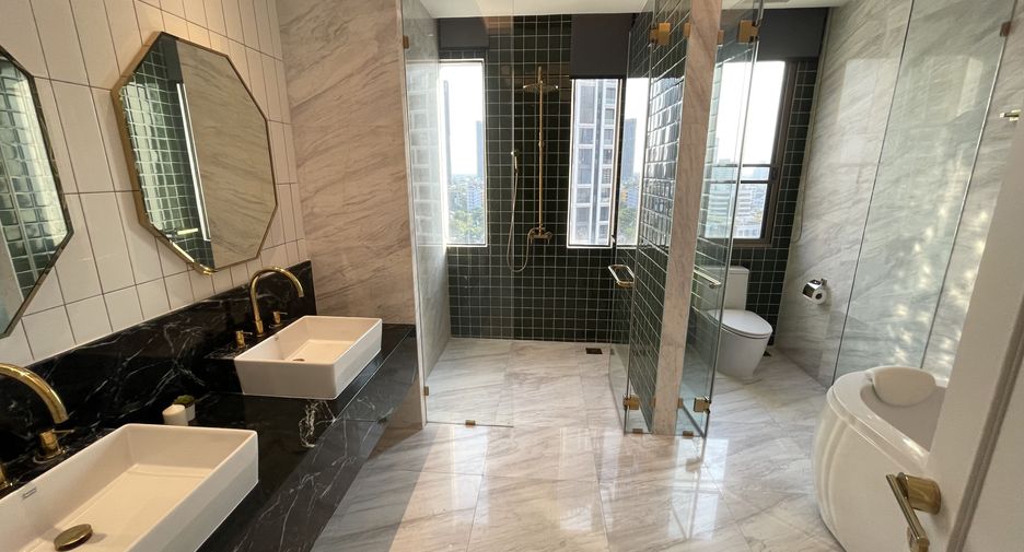 For rent 3 bedrooms apartment in Khlong Toei, Bangkok