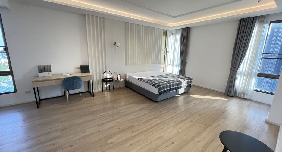 For rent 3 bedrooms apartment in Khlong Toei, Bangkok