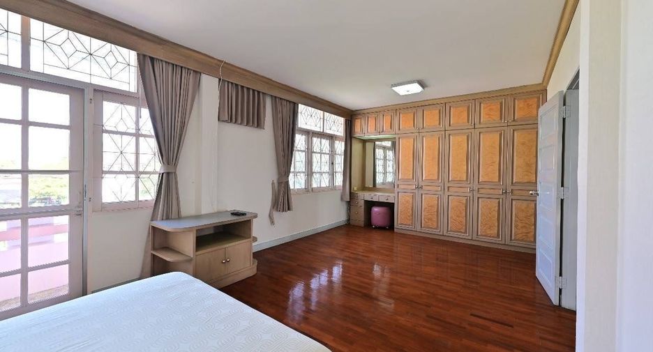 For rent 3 bedrooms house in Saphan Sung, Bangkok
