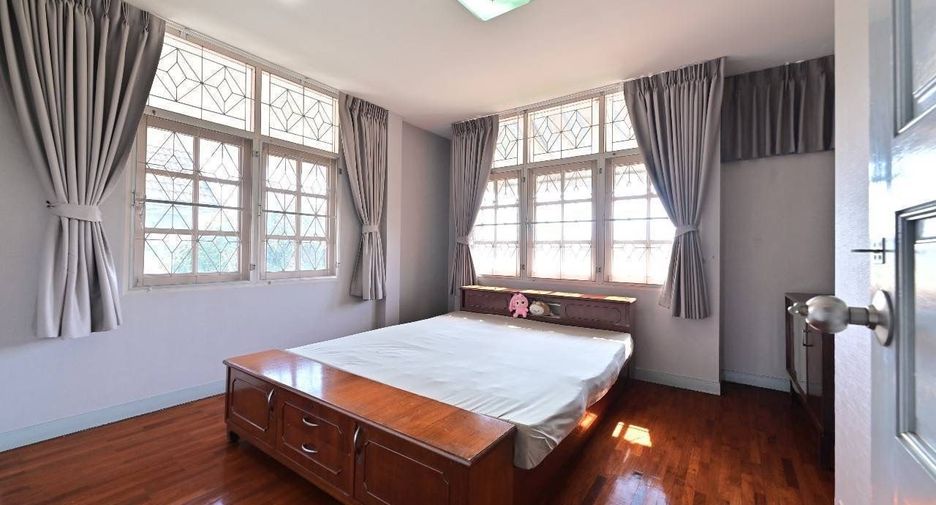 For rent 3 bedrooms house in Saphan Sung, Bangkok