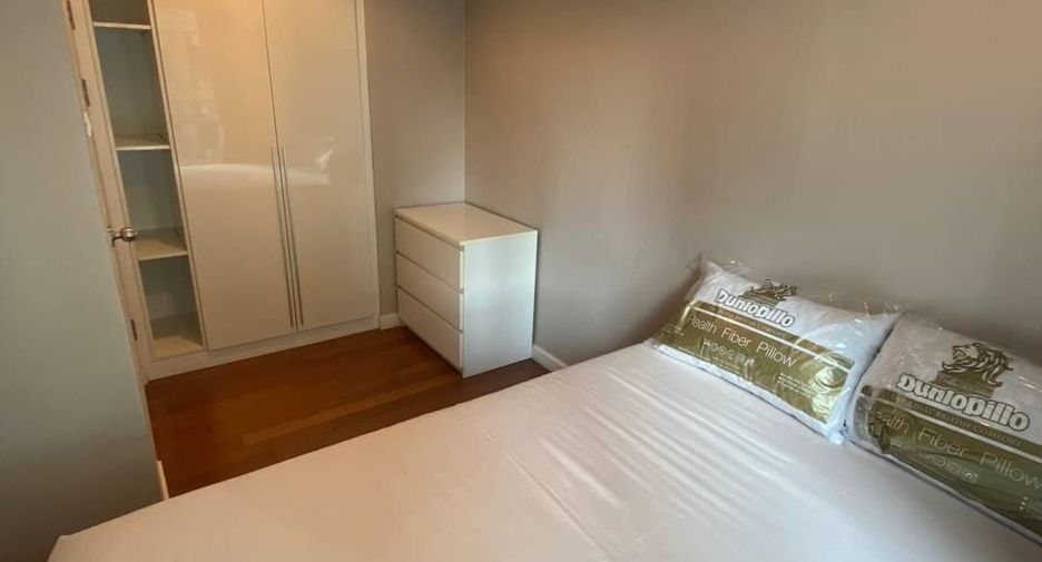 For rent 2 bedrooms condo in Huai Khwang, Bangkok