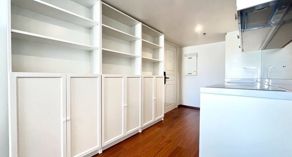 For rent 3 bedrooms condo in Bang Kho Laem, Bangkok