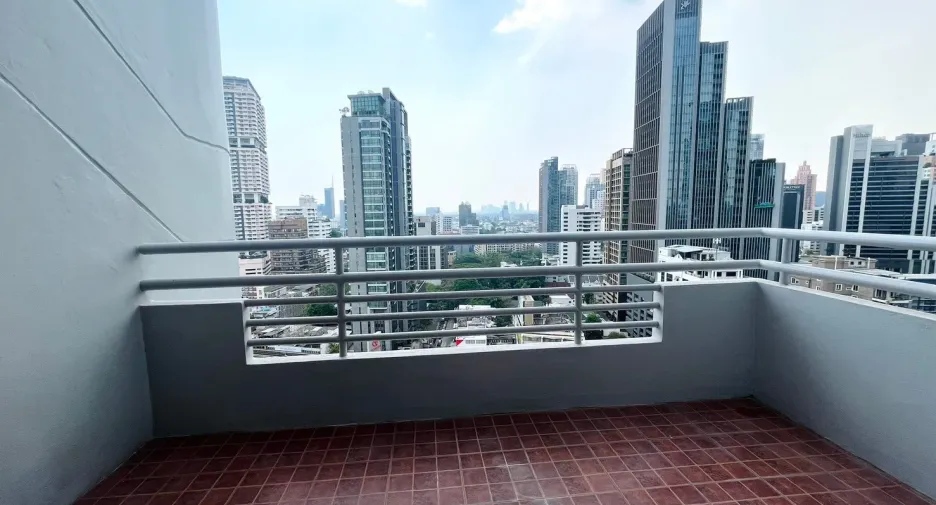 For sale 3 bedrooms condo in Khlong Toei, Bangkok