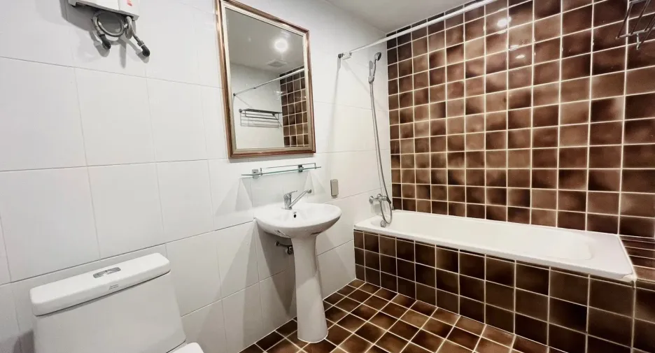 For sale 3 bedrooms condo in Khlong Toei, Bangkok