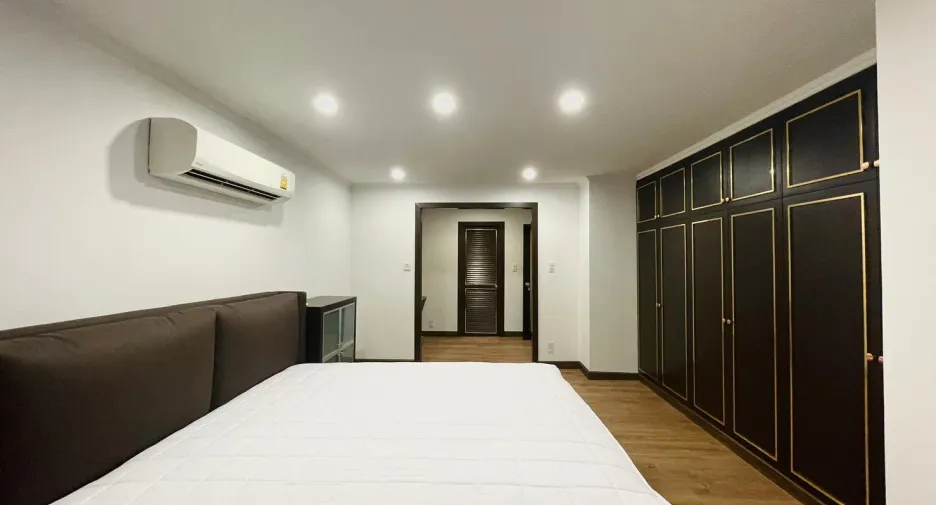 For sale 3 bedrooms condo in Khlong Toei, Bangkok