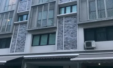 Casa adosada en alquiler de 3 habitaciones en Yan Nawa, Bangkok