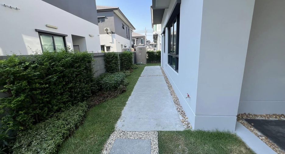 For rent 4 bedrooms house in Khlong Sam Wa, Bangkok