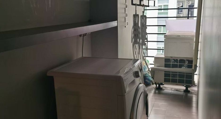 For rent 3 bedrooms condo in Huai Khwang, Bangkok