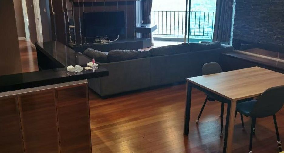 For rent 3 bedrooms condo in Huai Khwang, Bangkok