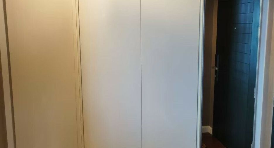For rent 3 bedrooms condo in Huai Khwang, Bangkok