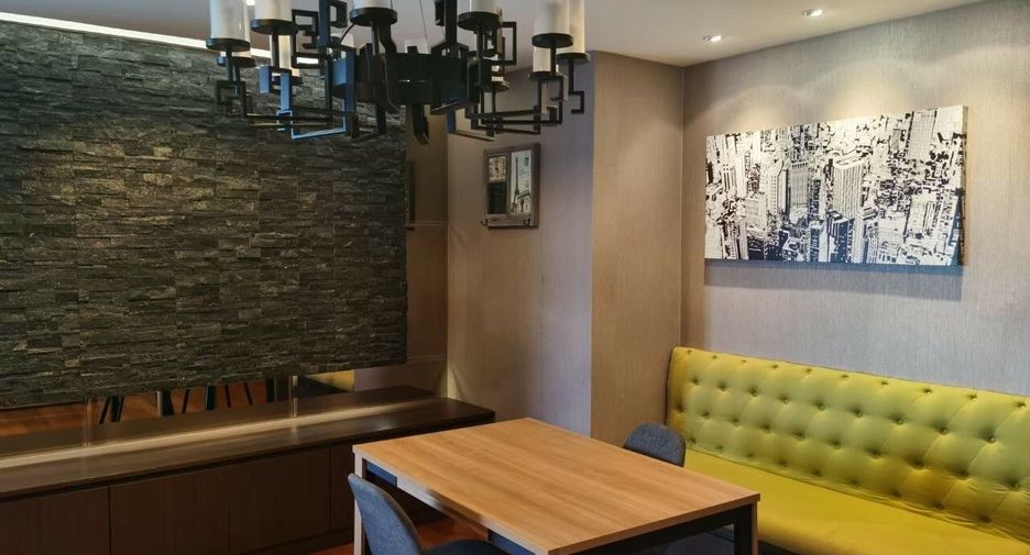 For rent 3 bedrooms condo in Huai Khwang, Bangkok