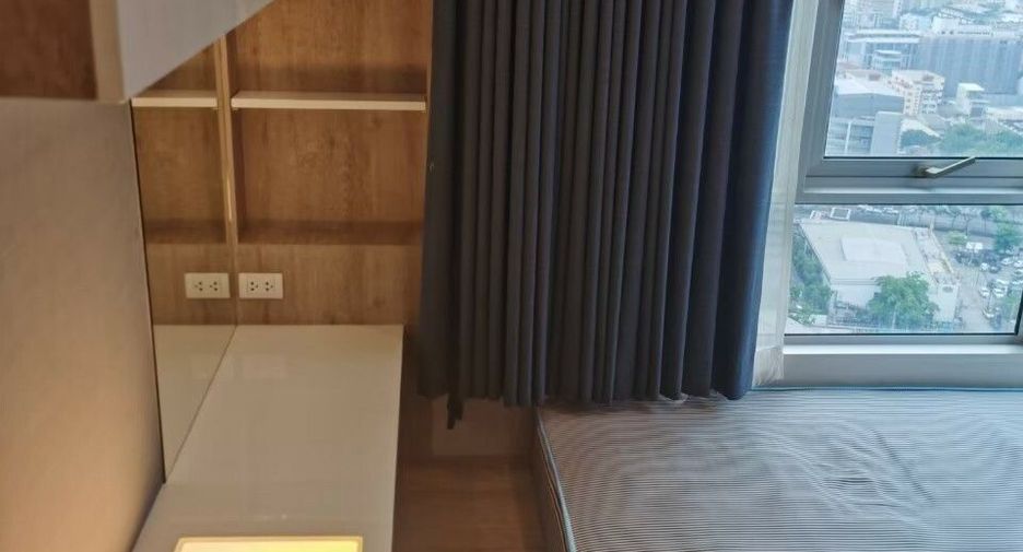 For rent 3 bedrooms condo in Huai Khwang, Bangkok