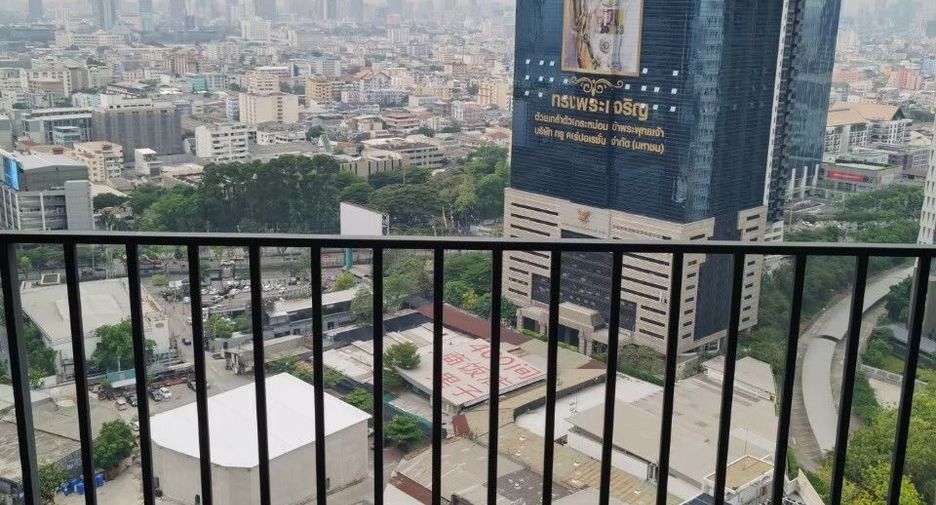 For rent 3 bedrooms condo in Huai Khwang, Bangkok