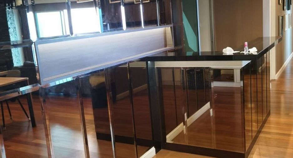 For rent 3 bedrooms condo in Huai Khwang, Bangkok