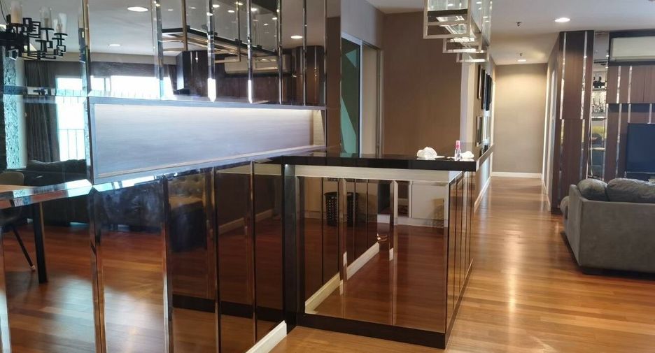 For rent 3 bedrooms condo in Huai Khwang, Bangkok