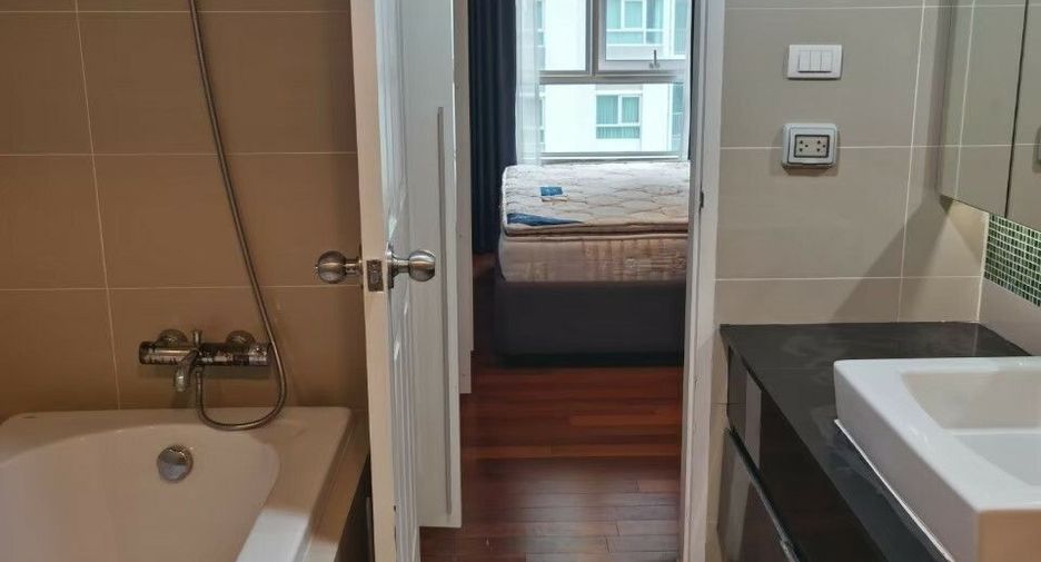 For rent 3 bedrooms condo in Huai Khwang, Bangkok