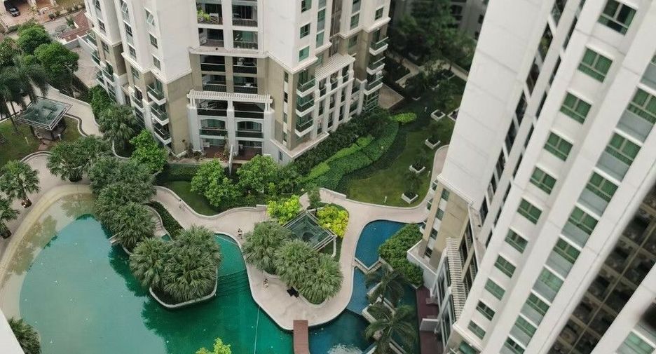 For rent 3 bedrooms condo in Huai Khwang, Bangkok