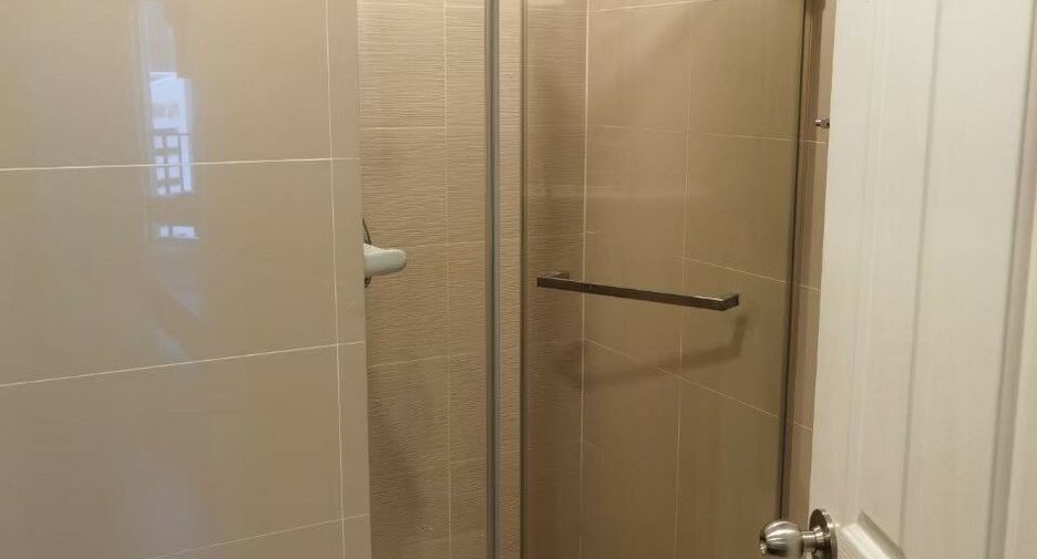 For rent 3 bedrooms condo in Huai Khwang, Bangkok