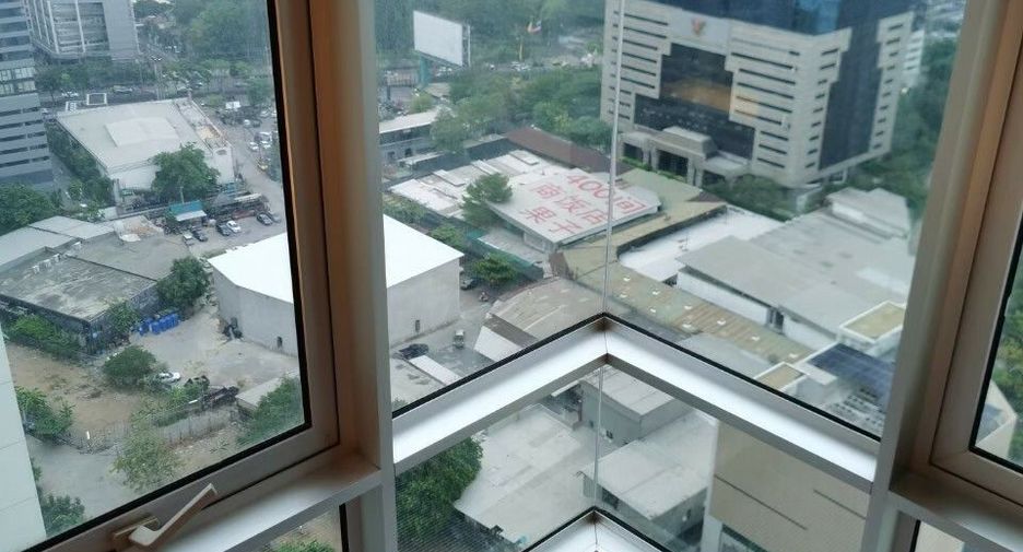 For rent 3 bedrooms condo in Huai Khwang, Bangkok