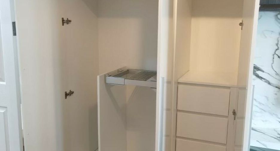 For rent 3 bedrooms condo in Huai Khwang, Bangkok