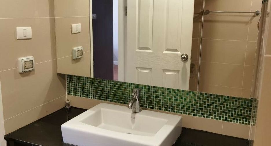 For rent 3 bedrooms condo in Huai Khwang, Bangkok