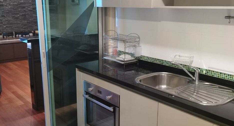For rent 3 bedrooms condo in Huai Khwang, Bangkok
