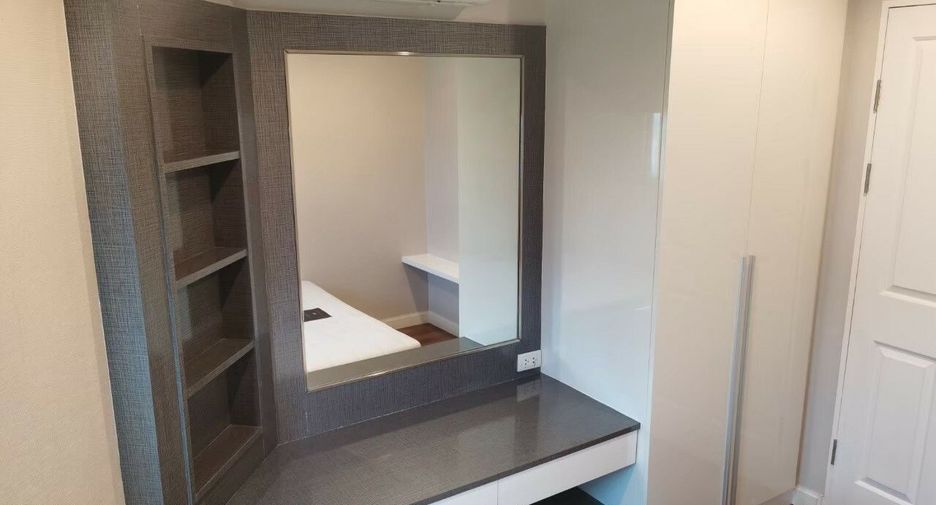For rent 3 bedrooms condo in Huai Khwang, Bangkok