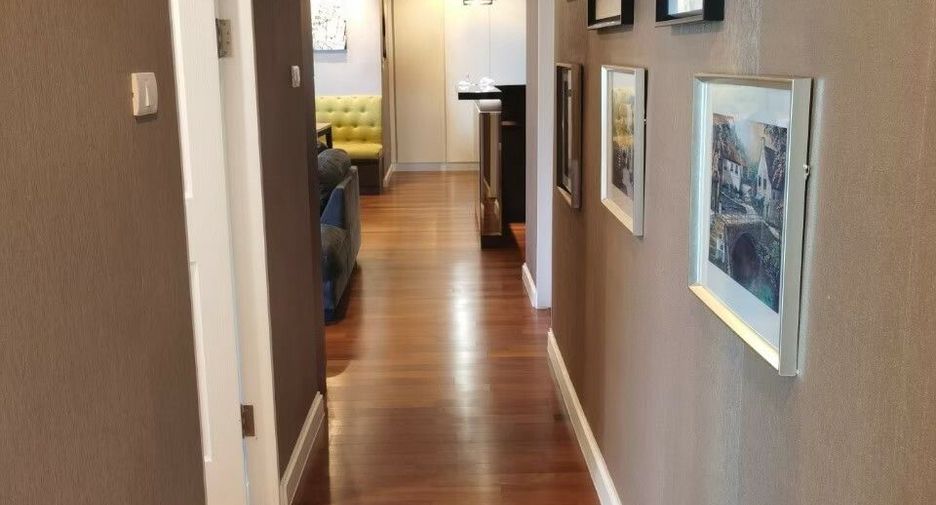 For rent 3 bedrooms condo in Huai Khwang, Bangkok