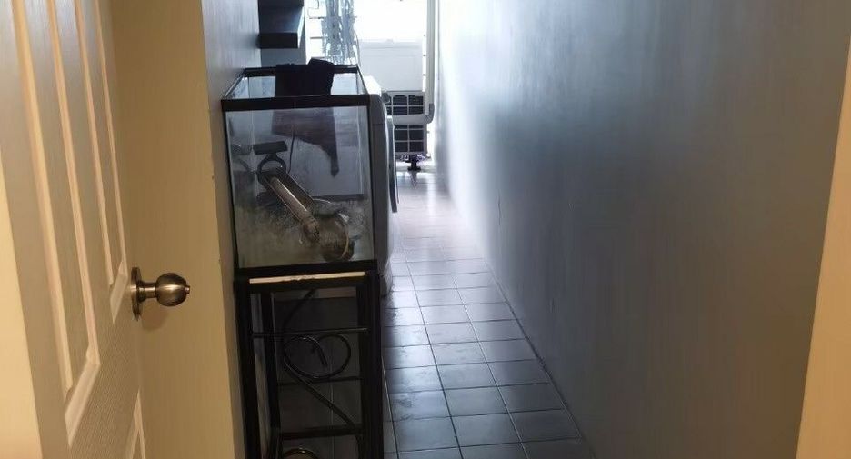 For rent 3 bedrooms condo in Huai Khwang, Bangkok
