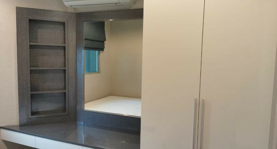 For rent 3 bedrooms condo in Huai Khwang, Bangkok