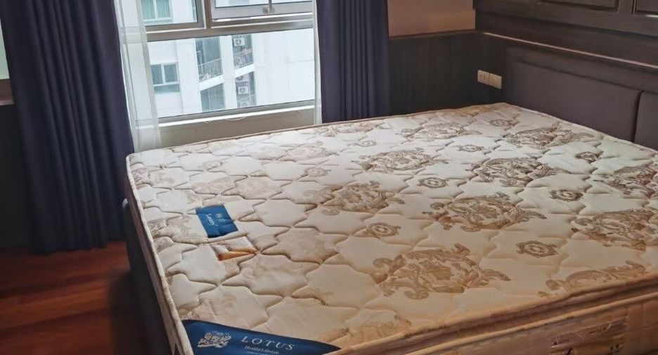 For rent 3 bedrooms condo in Huai Khwang, Bangkok