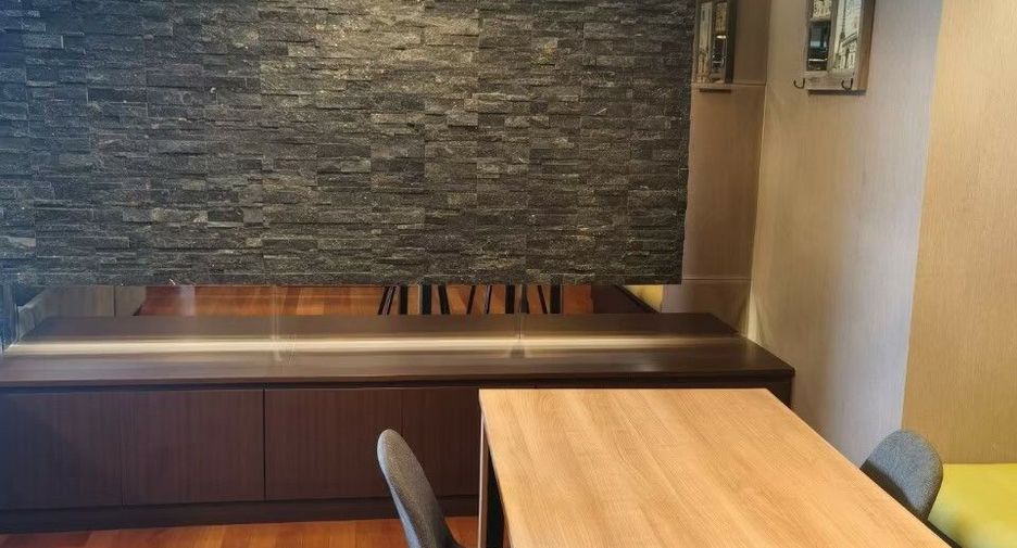 For rent 3 bedrooms condo in Huai Khwang, Bangkok