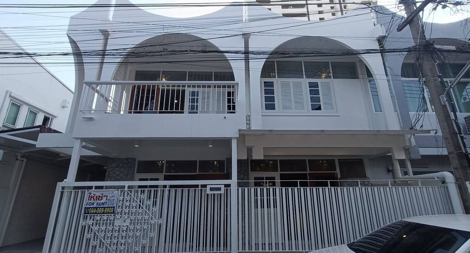 Casa en alquiler de 3 habitaciones en Phra Khanong, Bangkok
