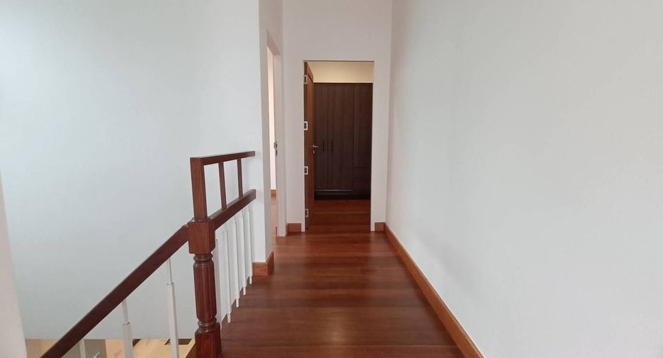 Casa en alquiler de 3 habitaciones en Phra Khanong, Bangkok