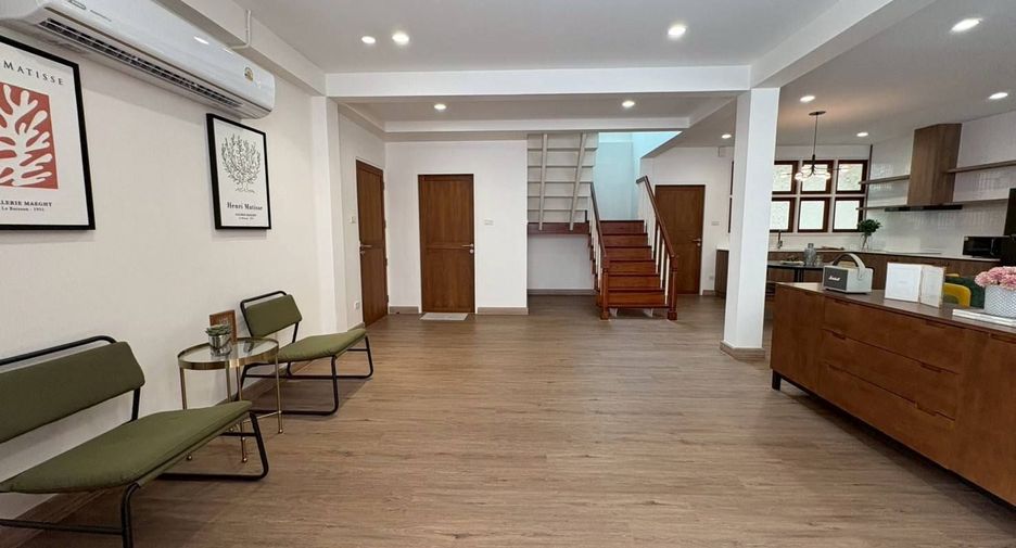 Casa en alquiler de 3 habitaciones en Phra Khanong, Bangkok