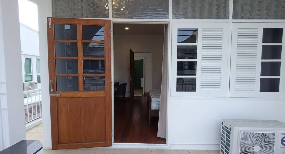 Casa en alquiler de 3 habitaciones en Phra Khanong, Bangkok