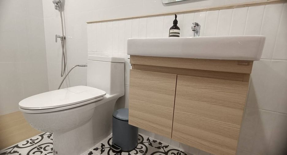 Casa en alquiler de 3 habitaciones en Phra Khanong, Bangkok
