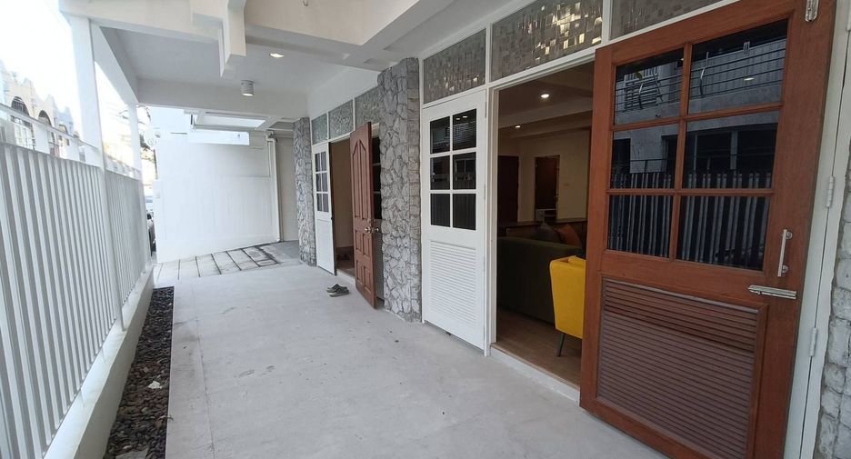 Casa en alquiler de 3 habitaciones en Phra Khanong, Bangkok