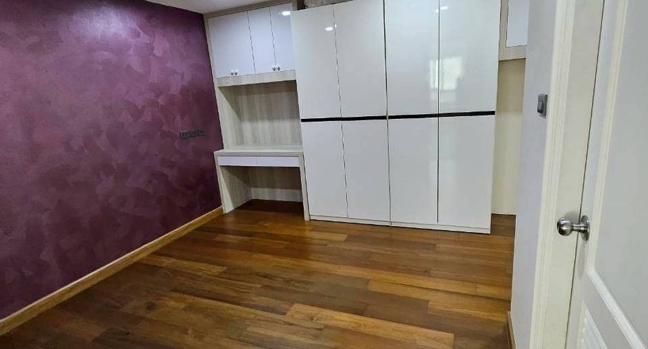 Condo en venta de 3 habitaciones en Yan Nawa, Bangkok