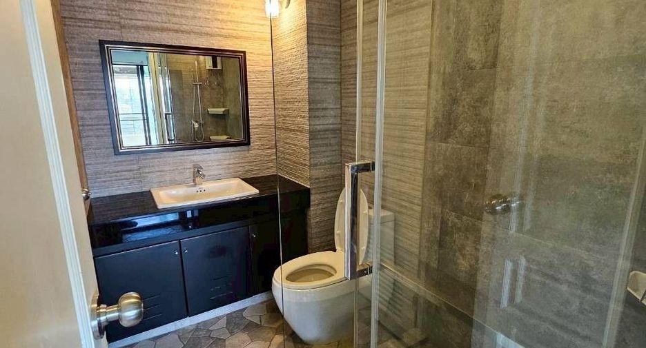 Condo en venta de 3 habitaciones en Yan Nawa, Bangkok