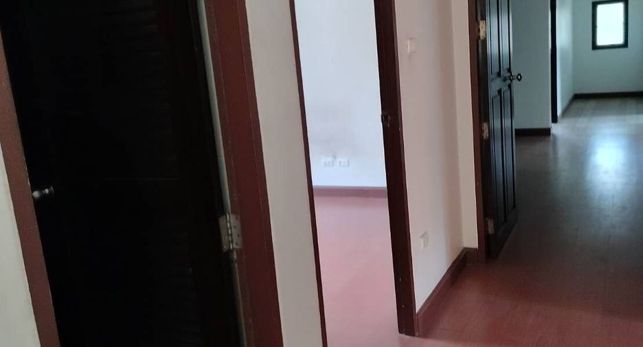 À vendre et à louer 4 chambres maison à Thawi Watthana, Bangkok