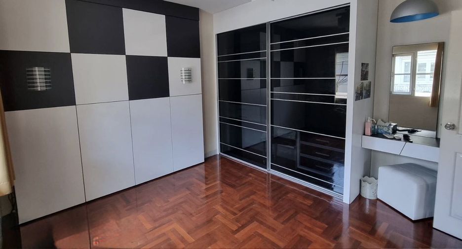Casa en venta de 4 habitaciones en Bang Khae, Bangkok