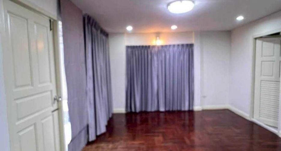 For rent 3 bedrooms townhouse in Phaya Thai, Bangkok