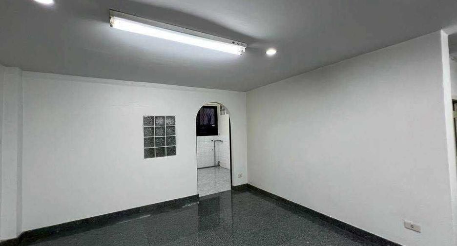 For rent 3 bedrooms townhouse in Phaya Thai, Bangkok
