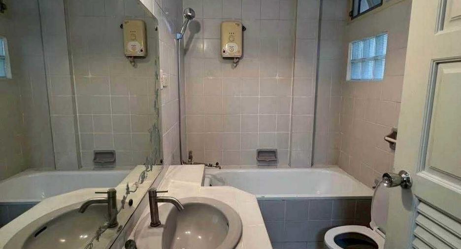 For rent 3 bedrooms townhouse in Phaya Thai, Bangkok