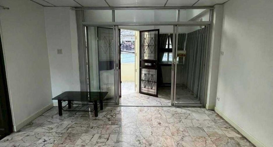 For rent 3 bedrooms townhouse in Phaya Thai, Bangkok