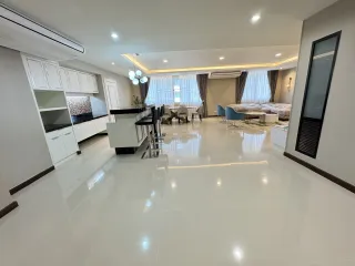 For rent 4 bedrooms condo in Watthana, Bangkok